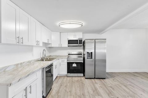 1052 Hythe C Boca Raton FL 33434