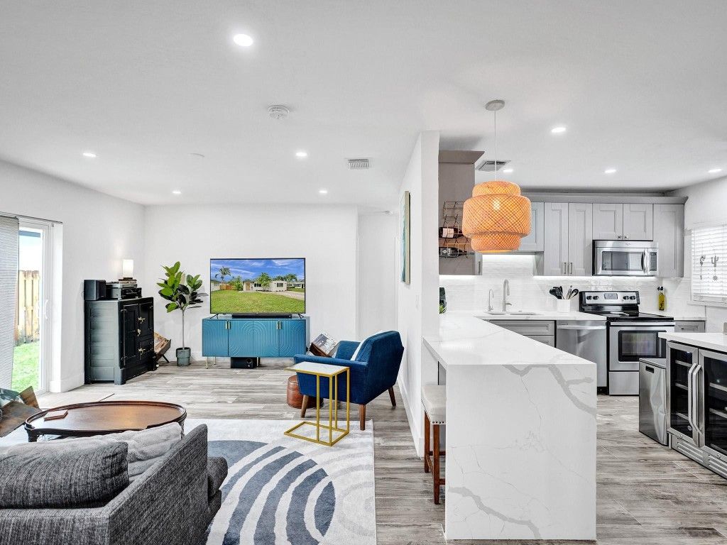 Photo of 1008 SW 19th Street, Fort Lauderdale, FL 33315 (MLS # F10420363)