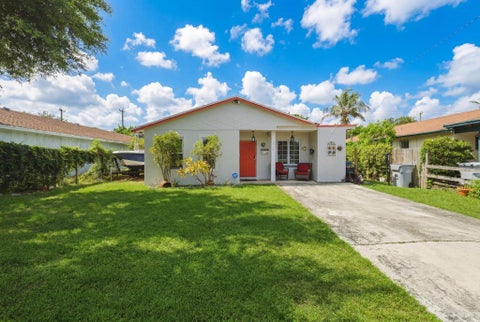 Photo of 224 NW 9th Street, Pompano Beach, FL 33060 (MLS # B26039846)
