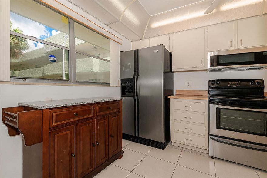 BEAUTIFUL  2 BEDROOM 2 BATH CONDO WITH WASHER AND DRYER INSIDE THE UNIT, SPACIOUS LAYOUT WITH PLENTY OF NATURAL LIGHT, CONFORTABLE LIVING AREA AND A FUNCTIONAL KITCHEN, GREAT LOCATION CLOSE TO SHOPPING, DINING, AND MAJOR HIGHWAYS. BEAUTIFUL CONDO 2/2 IN TAMARAC