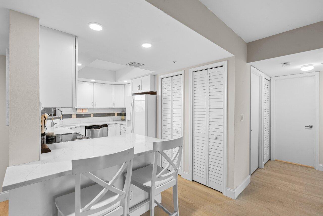 UNO LAGO 7 CONDO - Residential Lease