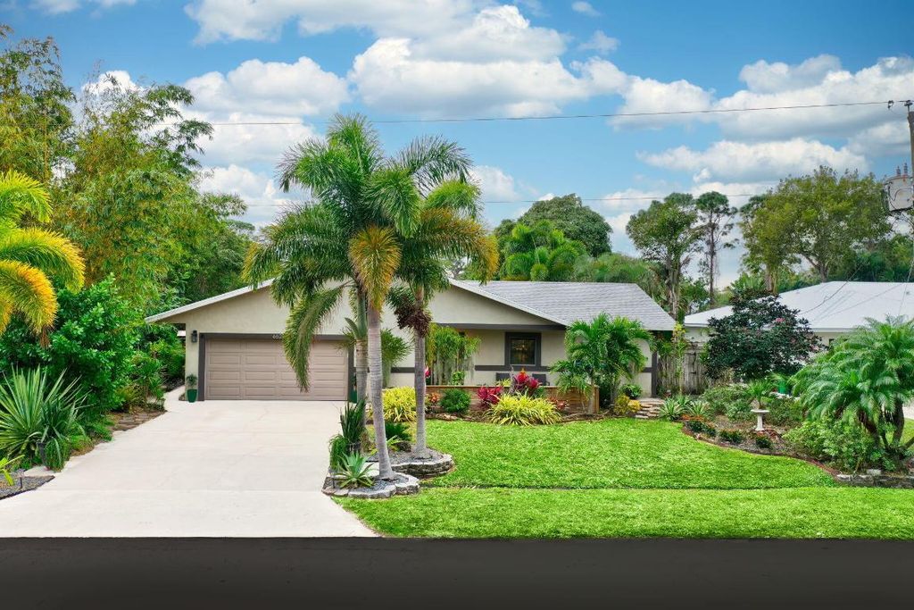 Photo of 662 SE Portage Avenue, Port Saint Lucie, FL 34984 (MLS # R10950564)