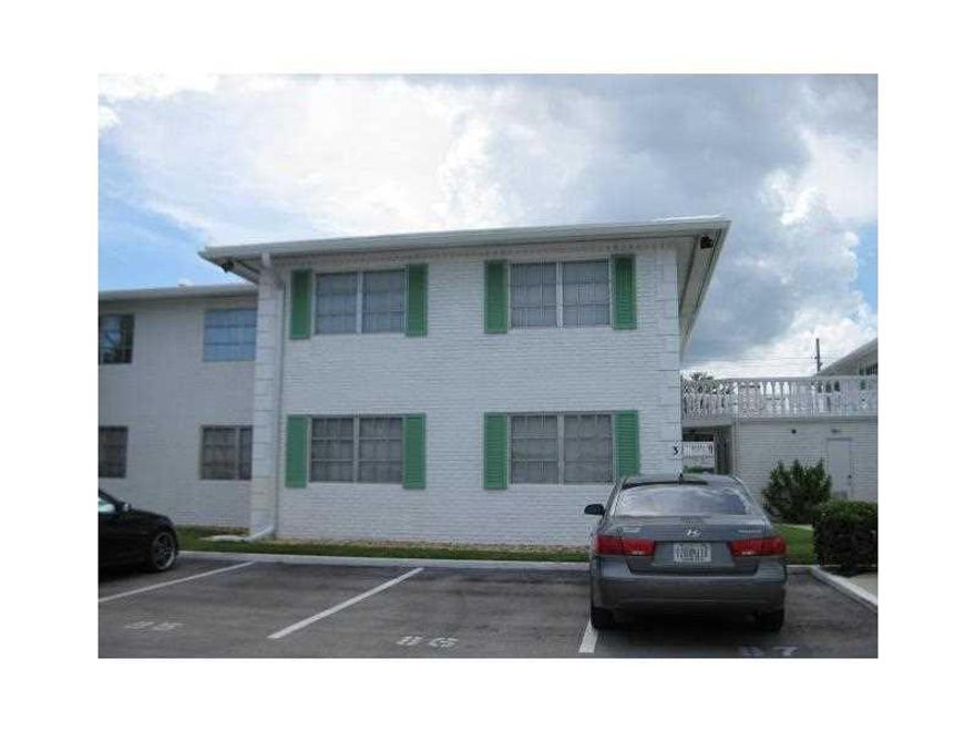 Great NE location in Imperial Point, located on bus line, community pool, clubroom and laundry facilities. Heated pool, available for minimum of 3 months, max 6 mo's . close to shopping and the  beaches.