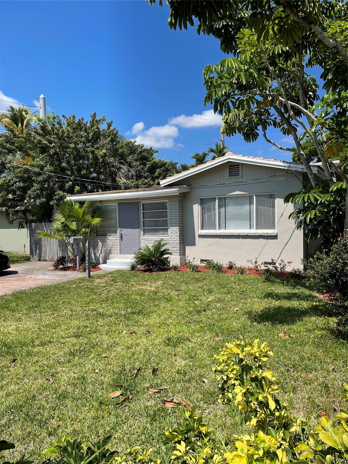 Must see in person! This large 3-1 is in the heart of east Fort Lauderdale. Located in Middle River only 5 blocks to Wilton Manors! A mile or so to the beach! Beautiful wooden floors. Appliances including washer & dryer and huge backyard that is fenced and tropically landscaped. Pets welcome but no aggressive breeds.