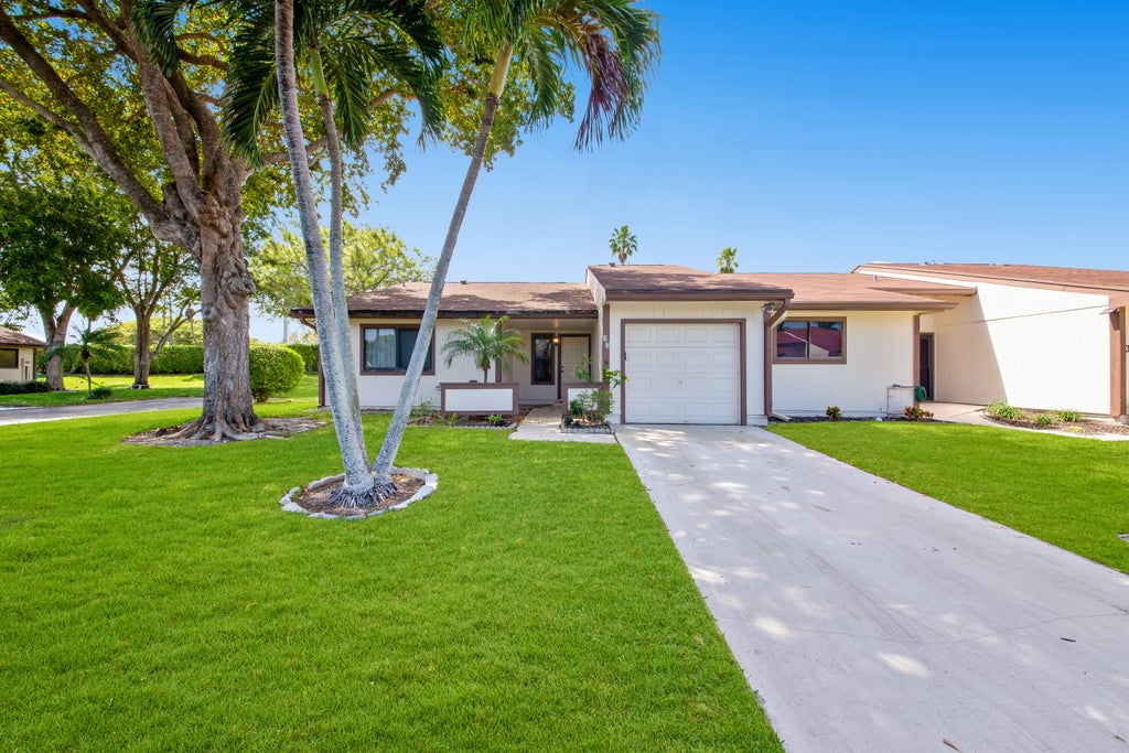 Photo of 35 Kensington Lane, Boynton Beach, FL 33426 (MLS # R10968609)