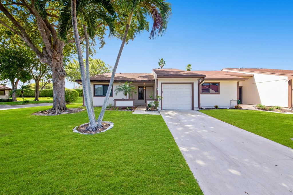 Photo of 35 Kensington Lane, Boynton Beach, FL 33426 (MLS # R10968609)