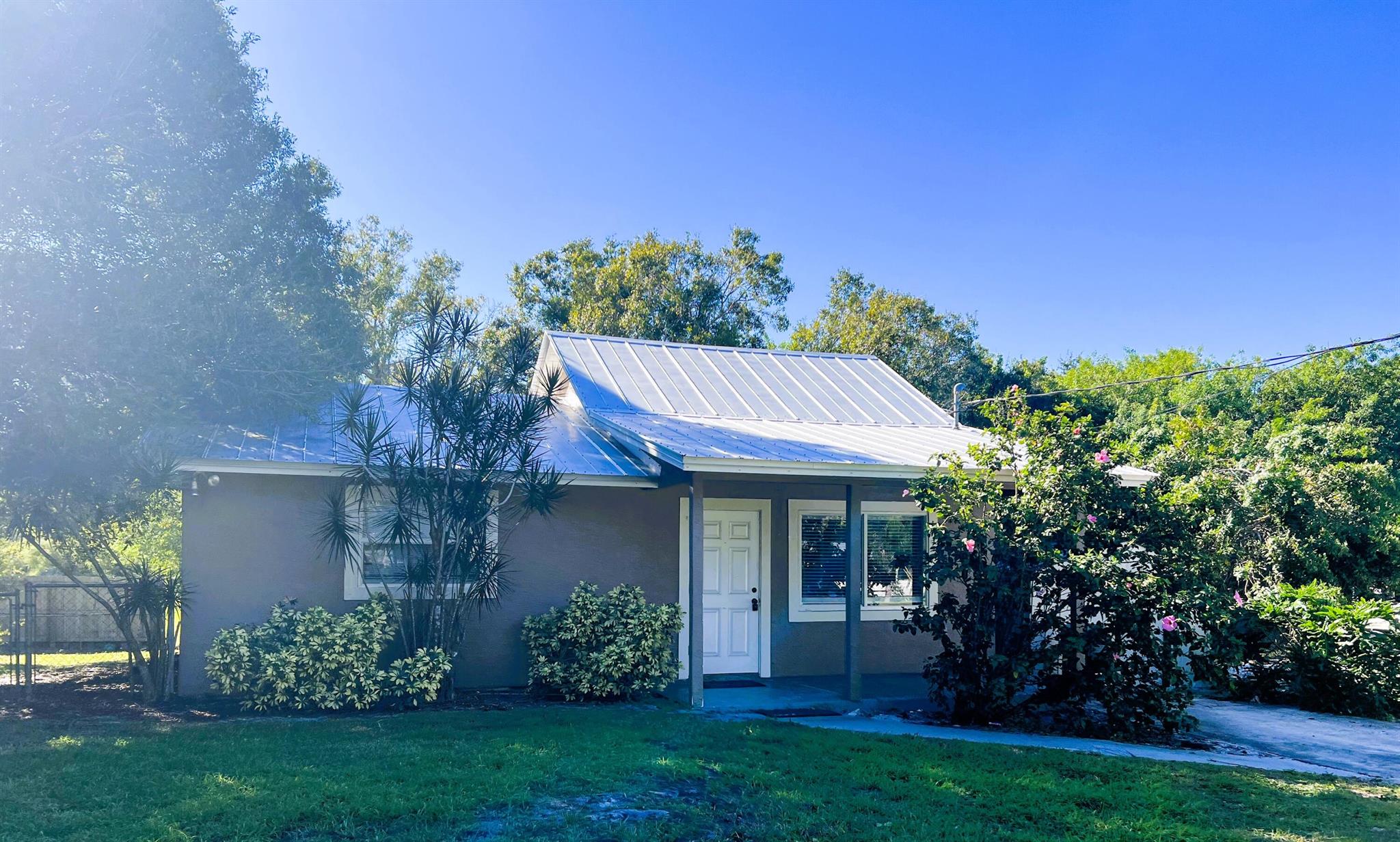 REGINA PALMS - Residential Lease