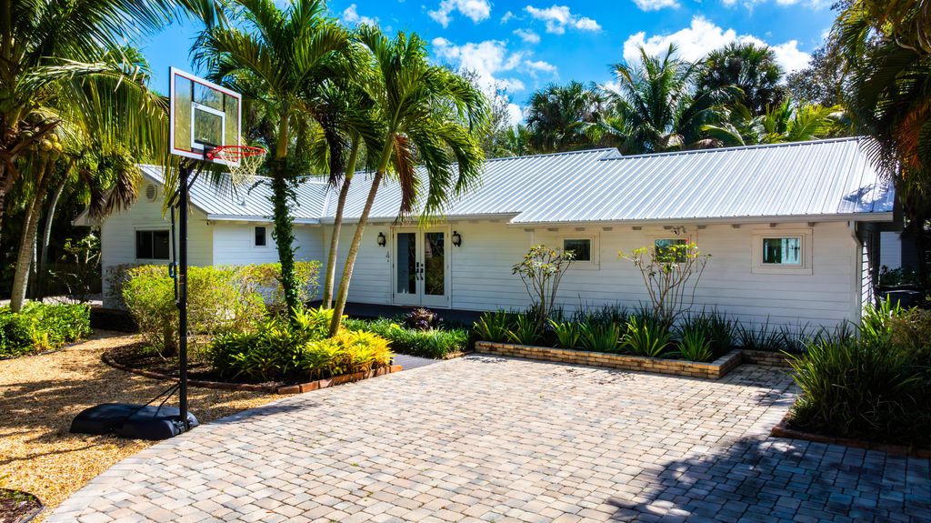 Photo of 547 SW Riverview Street, Stuart, FL 34994 (MLS # R11062411)