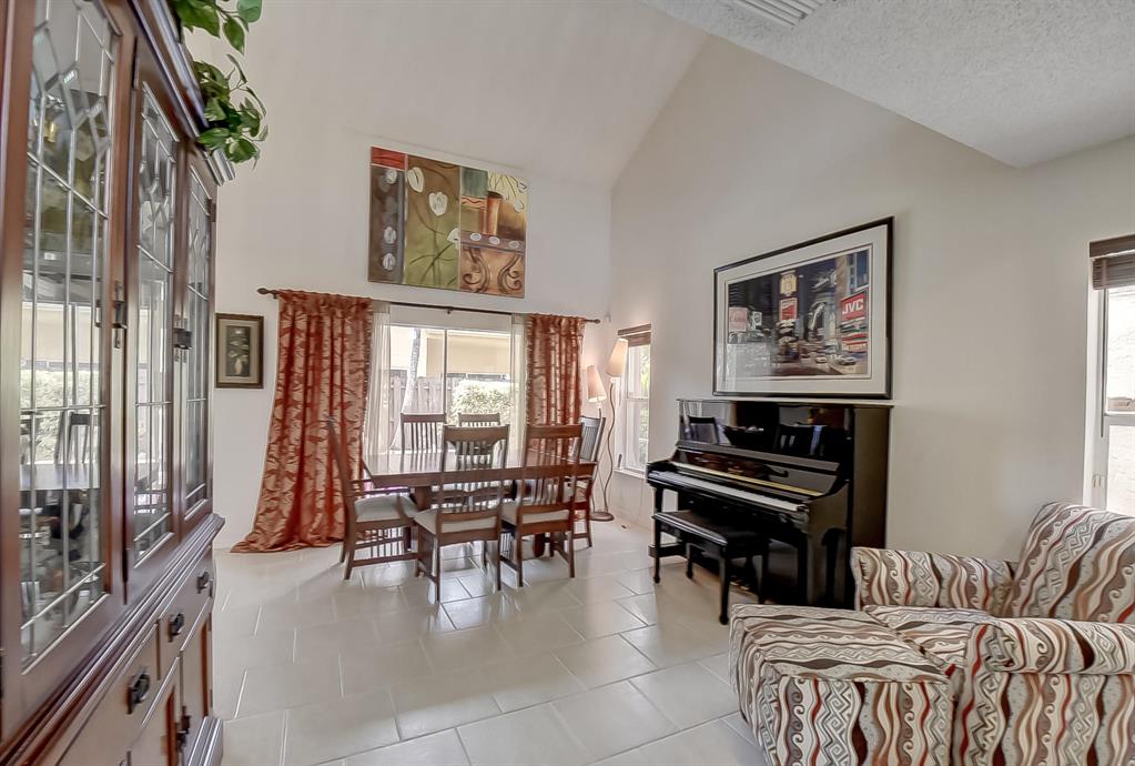 HILLSBORO COUNTRY CLUB...Meadow Lakes - Residential