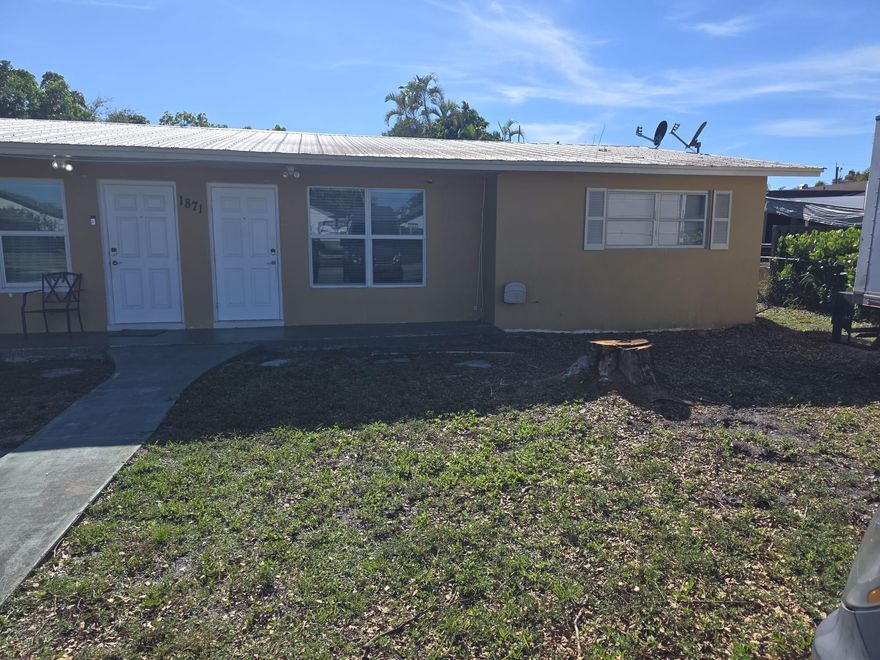 No HOA, centrally located, ready to move, metal roof, central ac, terrazzo floors, updated kitchen in 3/2, screened in pool, huge screened in patio area. All measures are approximate.