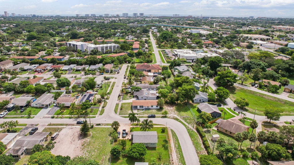 Photo of 380 NW 2nd Way, Deerfield Beach, FL 33441 (MLS # R11023886)