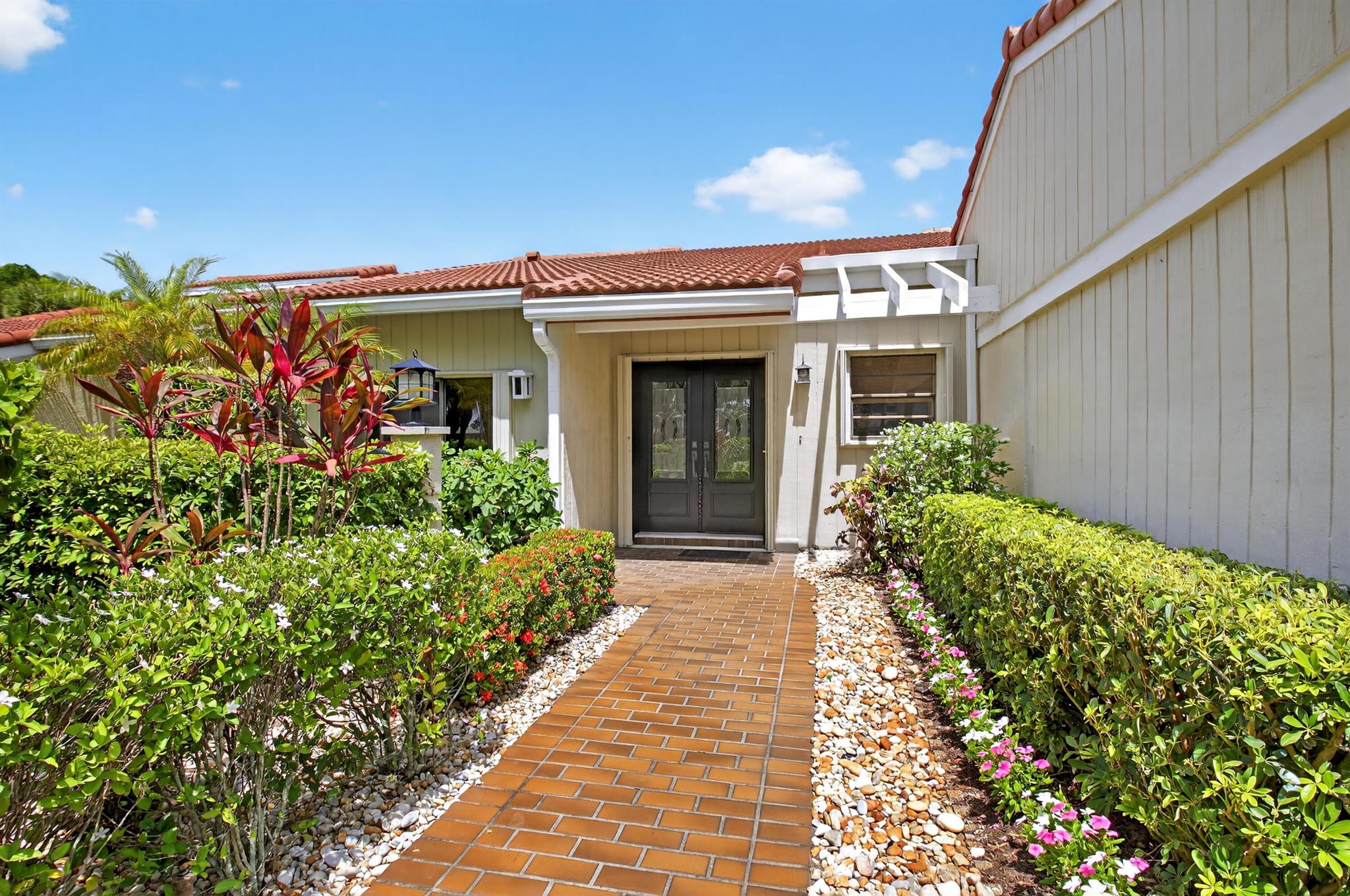 37 Glens Drive W
