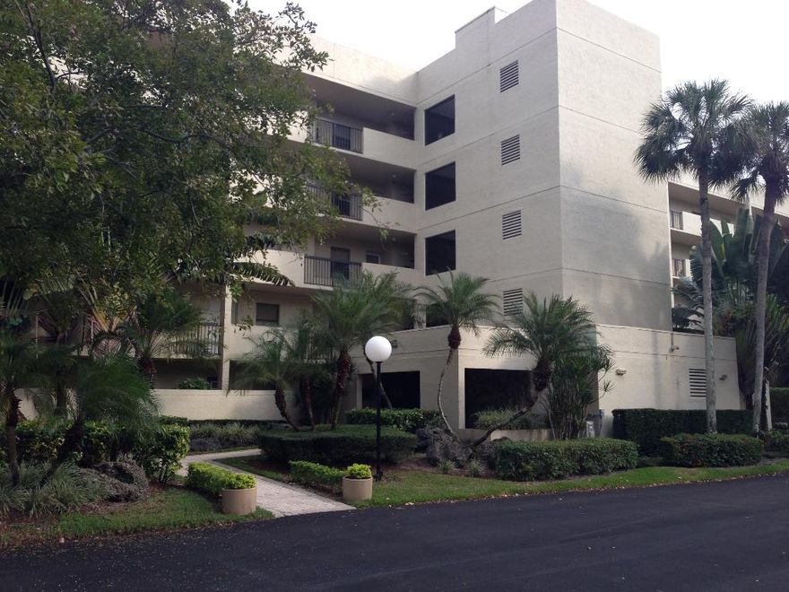 BEAUTIFUL 2 BEDROOMS AND 2 BATHS UNIT OVERLOOKS THE LAKE & PRESERVE. STEPS AWAY FROM THE POOL & CLUBHOUSE, SPLIT FLOOR PLAN, LAMINATED WOOD FLOORING, DINING/LIVING AREAS, WASHER/DRYER IN THE UNIT, RENT INCLUDES WATER AND CABLE. FREE TOWNSHIP AMENITIES INCLUDE; OLYMPIC SIZE POOL, TENNIS, FITNESS ROOM, LIBRARY, RACQUETBALL. NO PETS AND NO TRUCKS OR COMMERCIAL VEHICLES ALLOWED PER THE CONDO BUILDING.