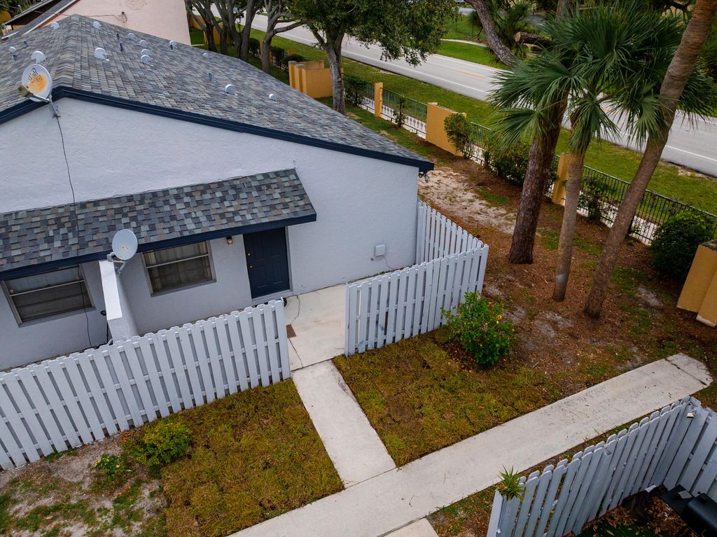 Photo of 2007 Oleander Boulevard #Apt D, Fort Pierce, FL 34950 (MLS # R11162584)