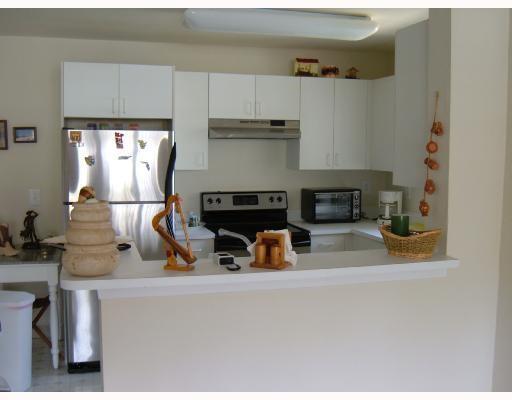 One-bedroom, one-bathroom condo in Preserve at Avery Lakes, the community offers a pool, tennis, and other recreational facilities. Conveniently located close to shopping.