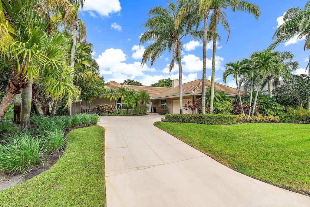 Photo of 29 Glencairn Road, Palm Beach Gardens, FL 33418 (MLS # R10930974)