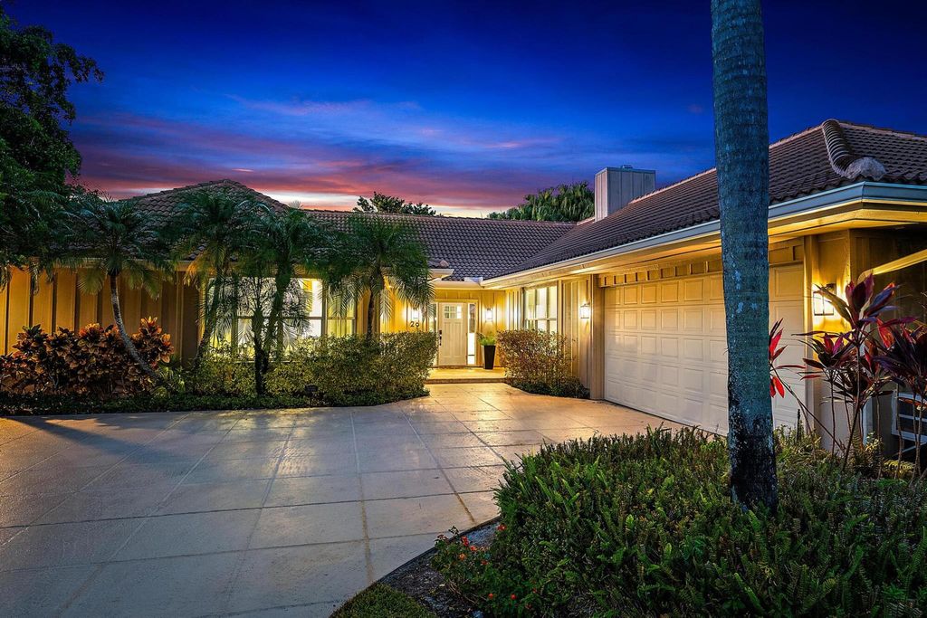 Photo of 29 Glencairn Road, Palm Beach Gardens, FL 33418 (MLS # R10930974)