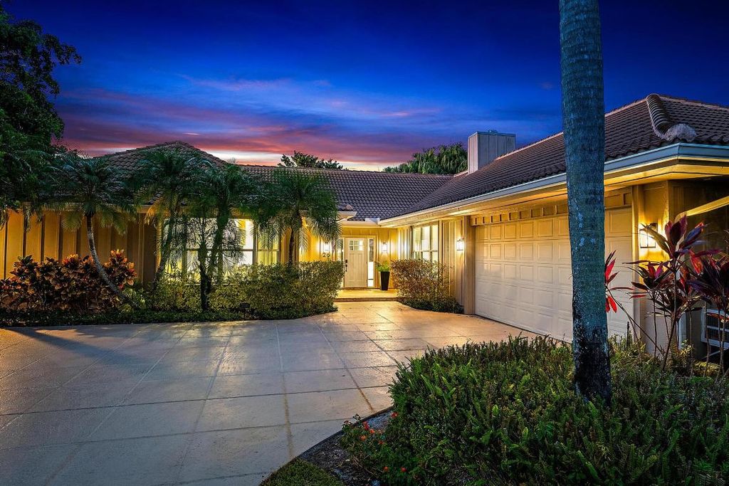 Photo of 29 Glencairn Road, Palm Beach Gardens, FL 33418 (MLS # R10930974)