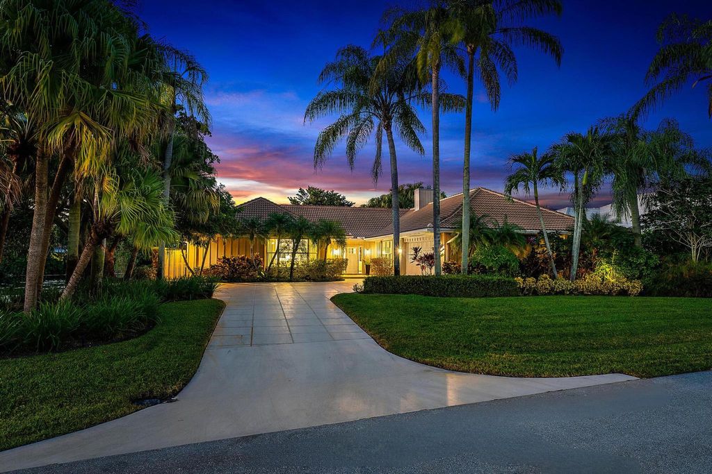 Photo of 29 Glencairn Road, Palm Beach Gardens, FL 33418 (MLS # R10930974)