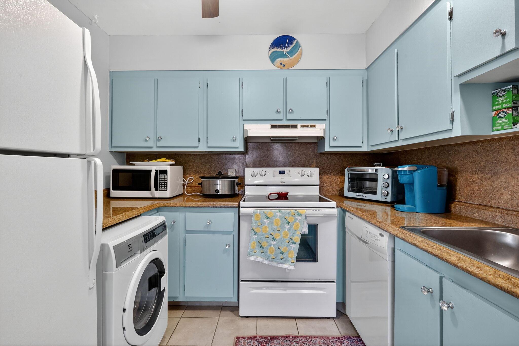 Beautiful 1/1.5 condo in the desirable 55+ Kings Point community. Located just minutes from I-95 and vibrant downtown Delray Beach. Enjoy a screened balcony with peaceful green space views. Kings Point offers resort-style amenities including golf, pools, fitness center, tennis, pickleball, theater, restaurants, courtesy buses, and endless social activities. Don't miss this opportunity!