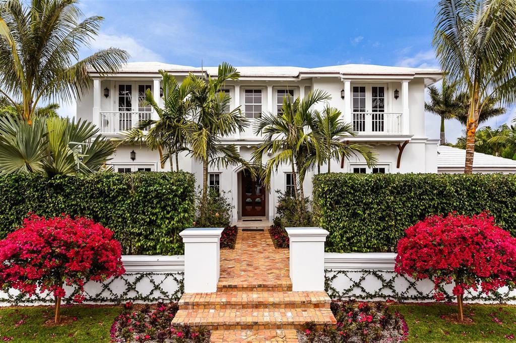 Beautiful 4BR/4.2BA home in excellent location in the Near North End. Modern design with open floor plan featuring great room, library, elevator, and chef's kitchen with top-of-the-line appliances. Owner's wing features sitting room, dual closets, and balcony. Loggia, cabana, 2 car garage, and pool.