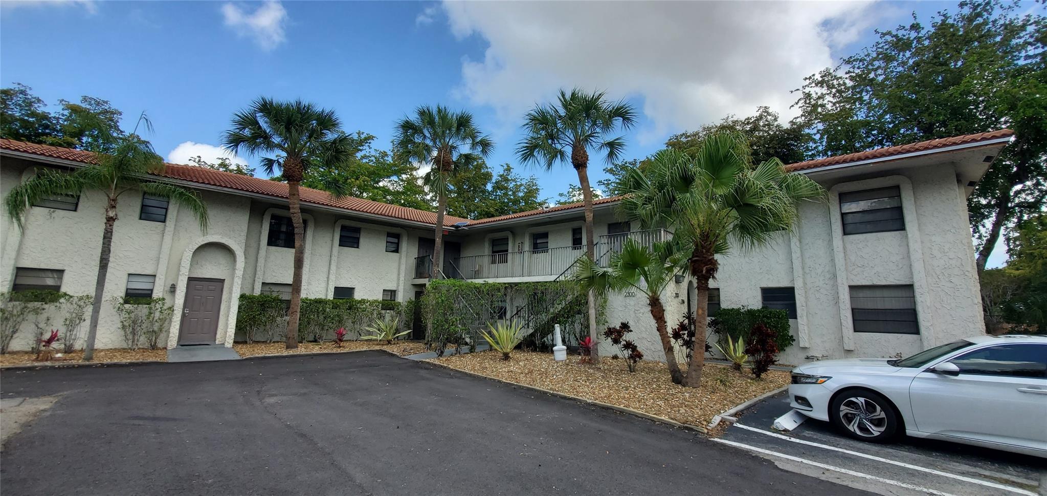 LARGE 2/2 SECOND FLOOR CORNER CONDO IN CORAL SPRINGS PRIME LOCATION. TILE LIVING AREA AND LAMINATE BEDROOMS FLOORING, GRANITE KITCHEN AND BATHROOM COUNTERTOPS, STAINLESS APPLIANCES, FRESHLY PAINTED AND READY FOR QUICK MOVE IN. NO CONDO ASSOCIATION APPROVAL NEEDED.