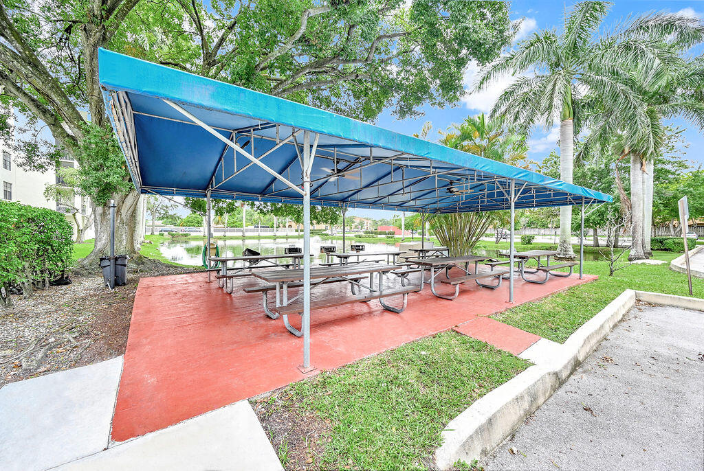 6190 Woodlands Boulevard 311, Tamarac, FL, 33319/$185,000 4 6190 Woodlands Boulevard 311