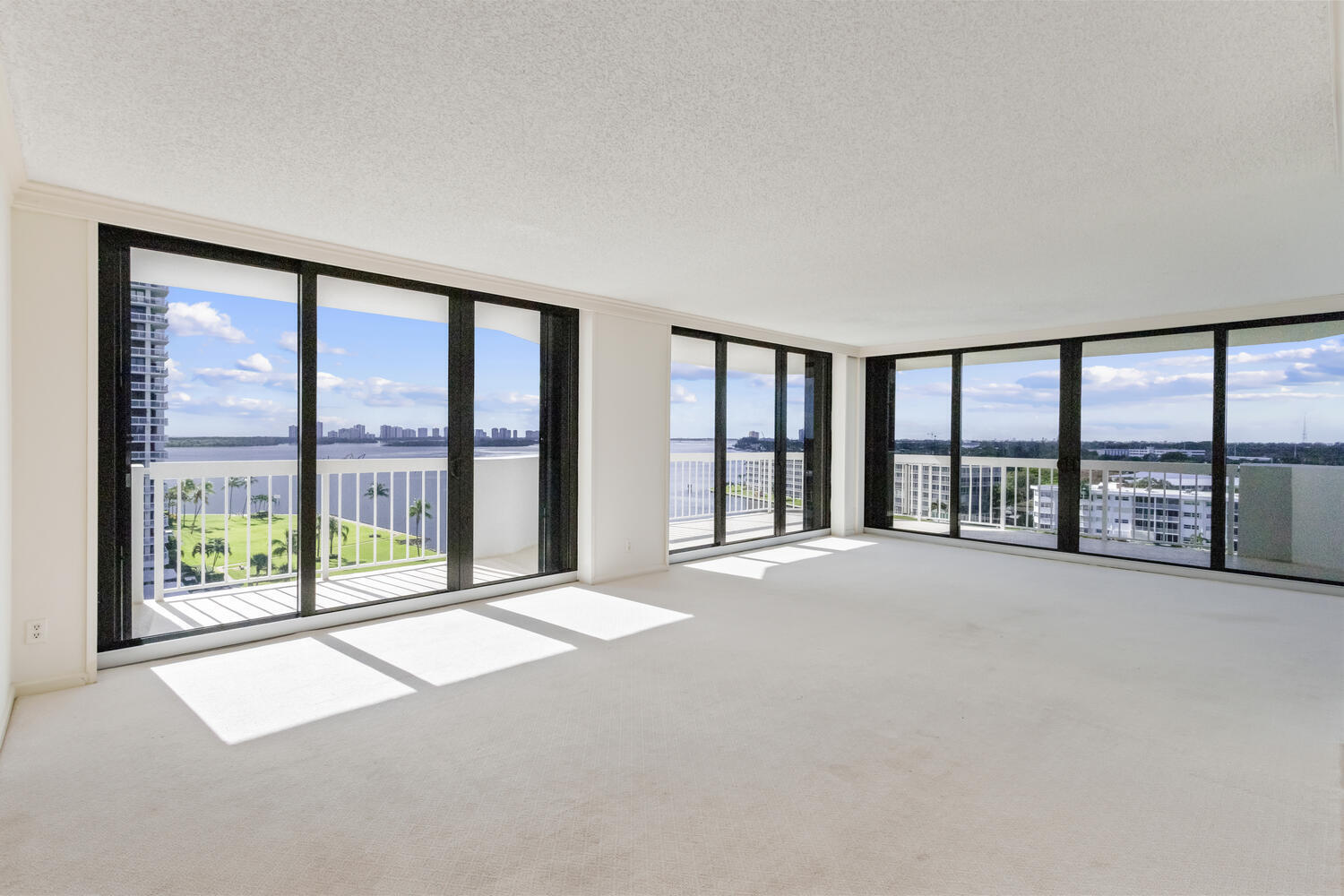 123 Lakeshore Drive 943