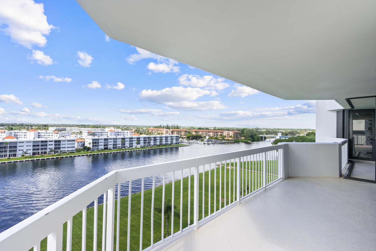 123 Lakeshore Drive 943