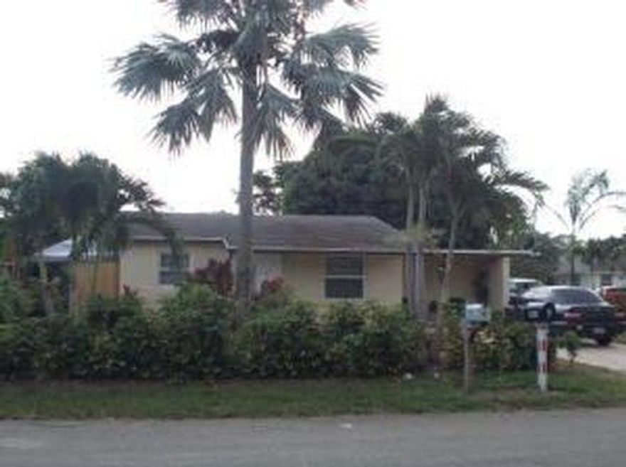 Centrally located 3 bedroom, 2 bath single family home. No HOA and pet friendly.