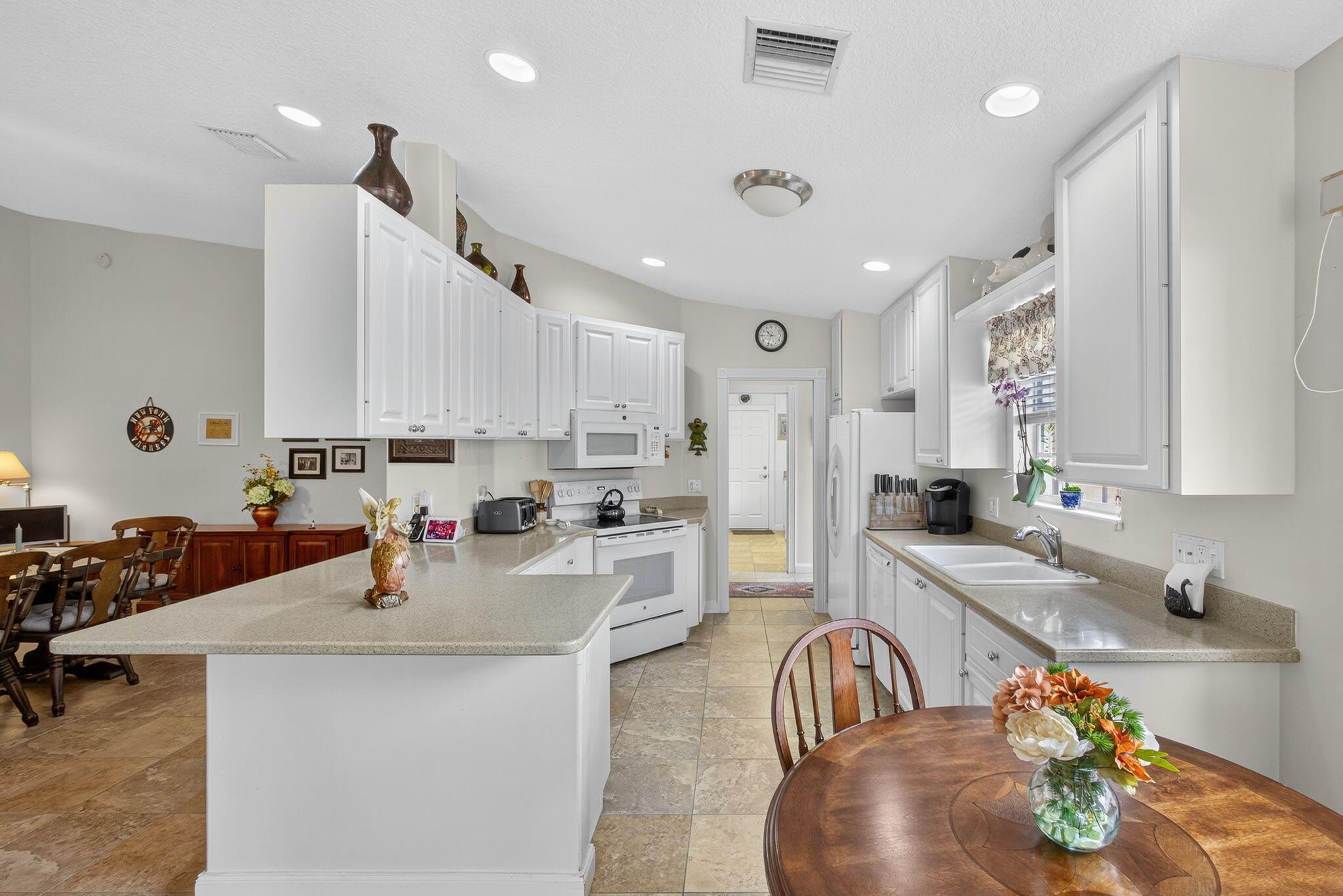 Wellington, Florida 33414, United States, 2 Bedrooms Bedrooms, ,2 BathroomsBathrooms,Residential,Pending,207891