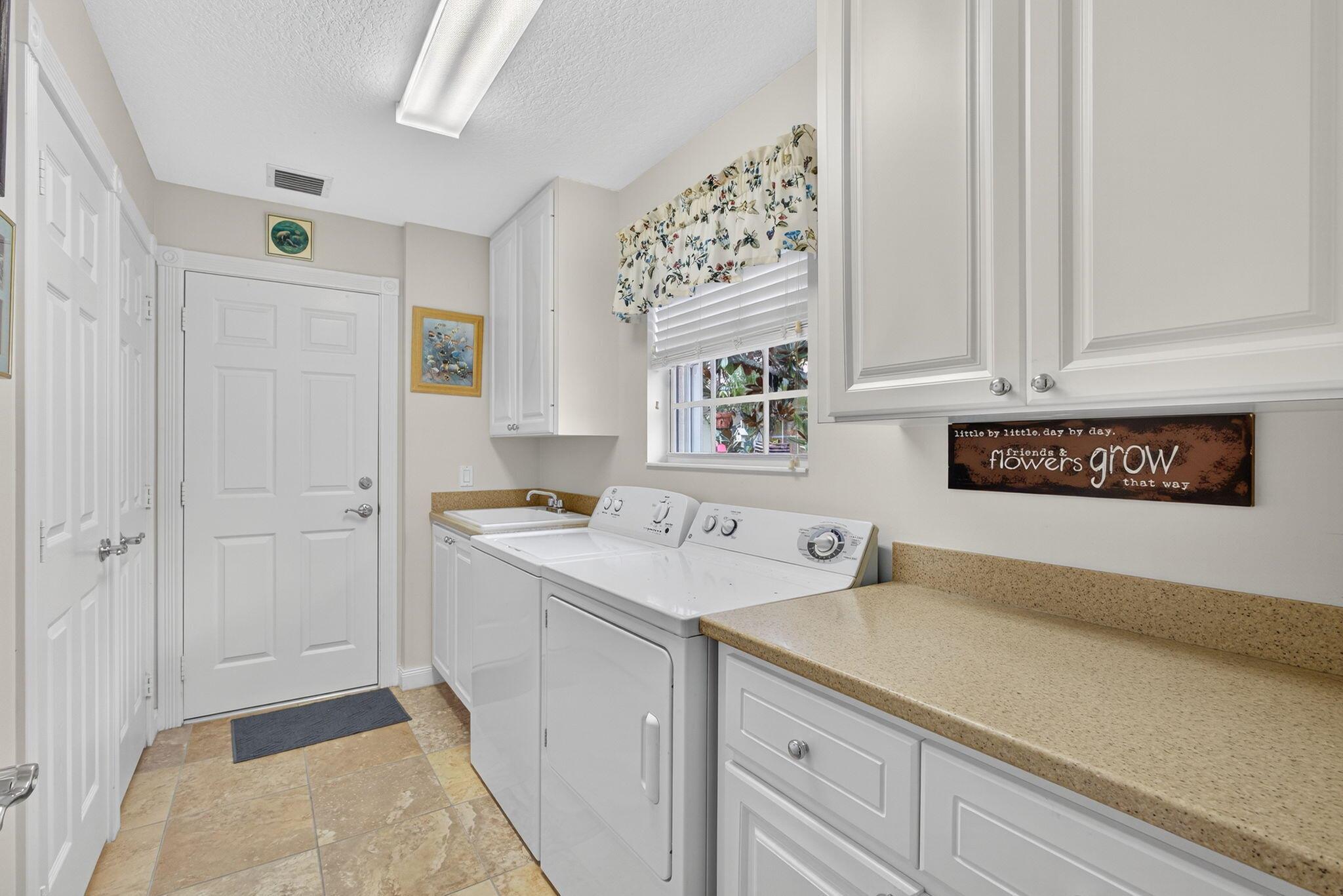 Wellington, Florida 33414, United States, 2 Bedrooms Bedrooms, ,2 BathroomsBathrooms,Residential,Pending,207891