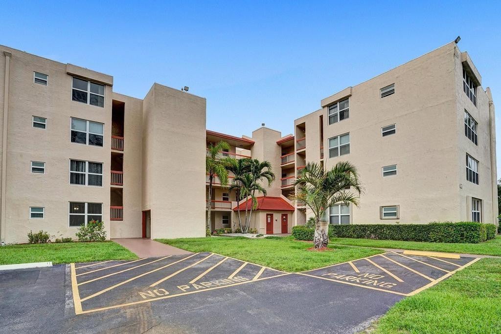 Photo of 9451 EVERGREEN Place #306, Davie, FL 33324 (MLS # B26069965)