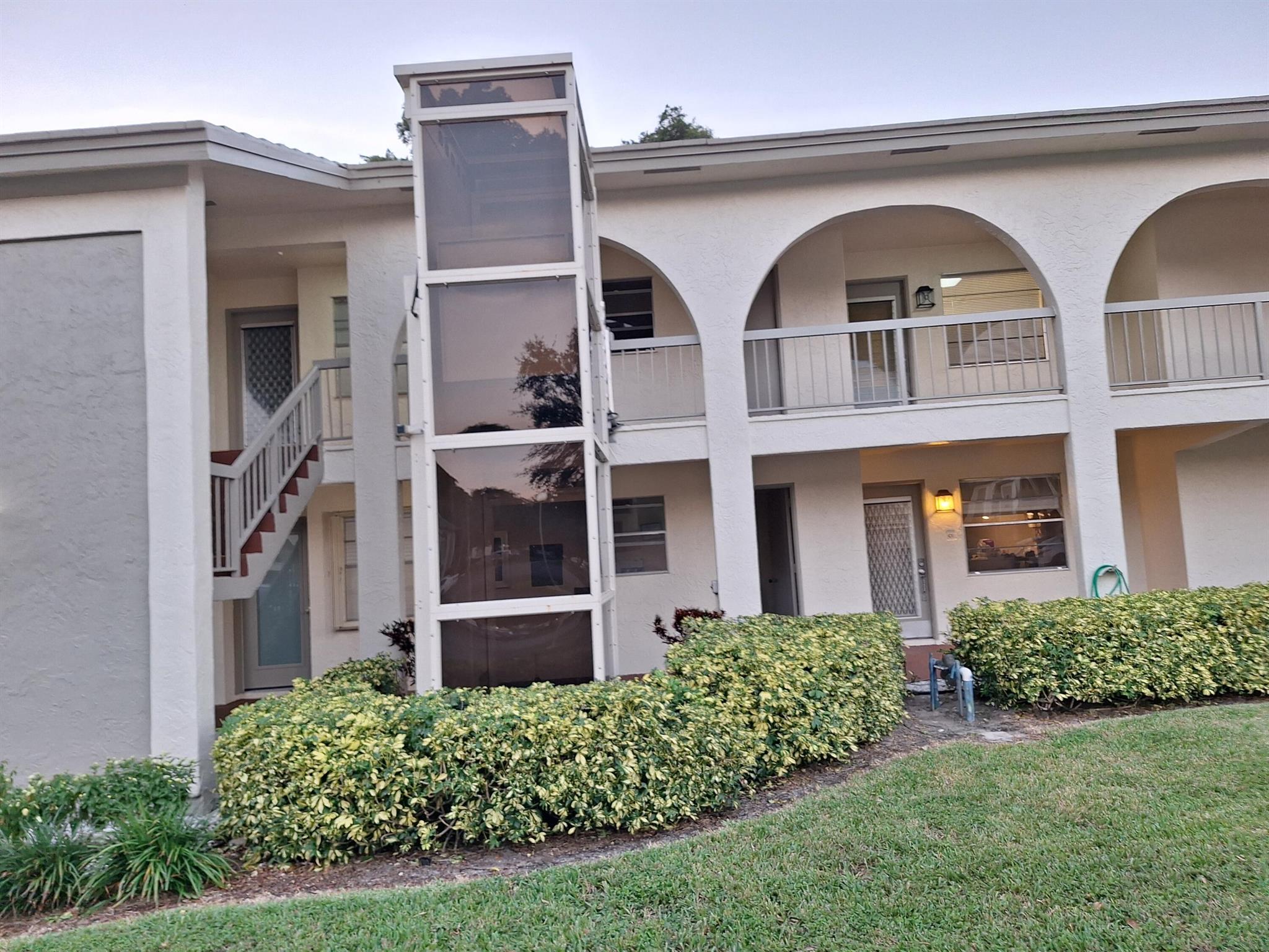 WYNMOOR HAS EVERYTHING YOU NEED IN FLORIDA LIVING. AIR CONDITIONER 2018, WATER HEATER 2022, DISHWASHER, REFRIGERATOR AND STOVE ALL 2023.CASH OR ASSOC REQUIRES 20% DOWN IF GETTING A MORTGAGE & 1 OCCUP MUST BE 55+, 700 CREDIT SCORE REQUIRED
