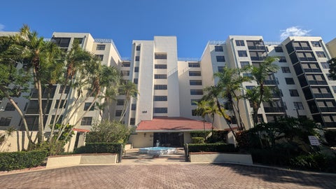 Photo of 105 Lake Emerald Drive #810, Oakland Park, FL 33309 (MLS # B26067310)