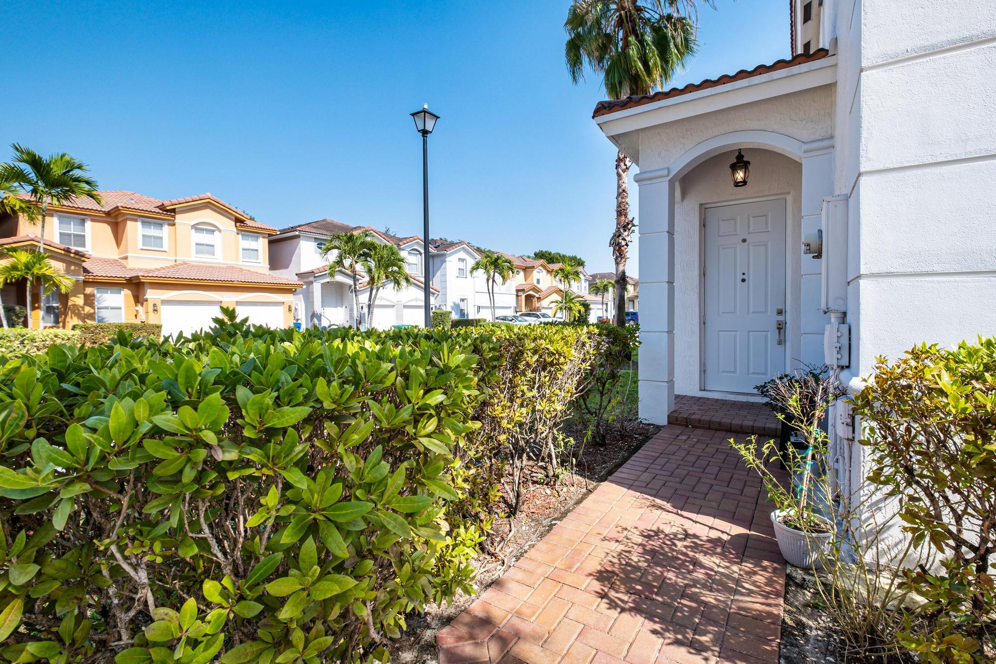 ISLANDS AT DORAL TOWNHOMES - Residential