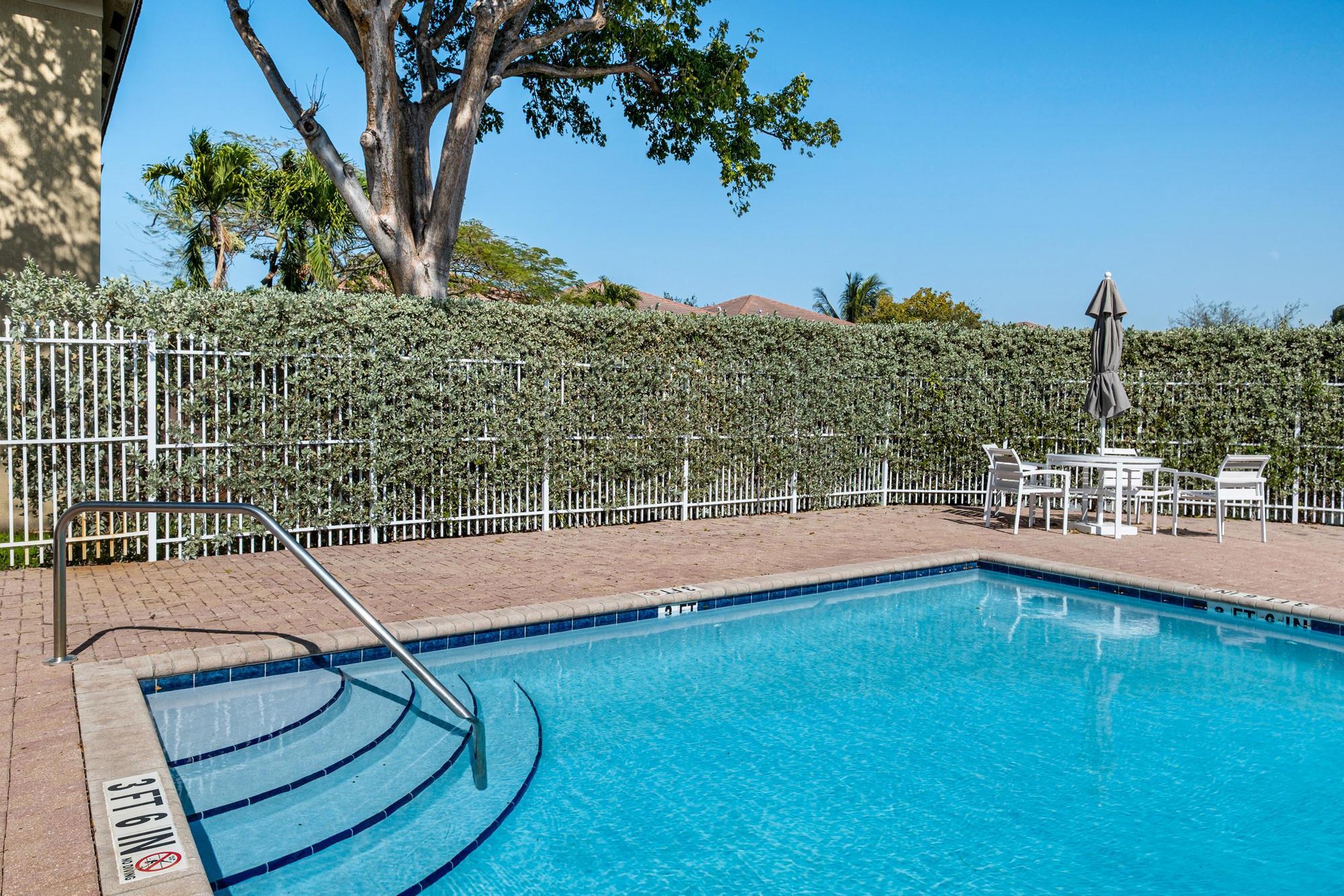 ISLANDS AT DORAL TOWNHOMES - Residential