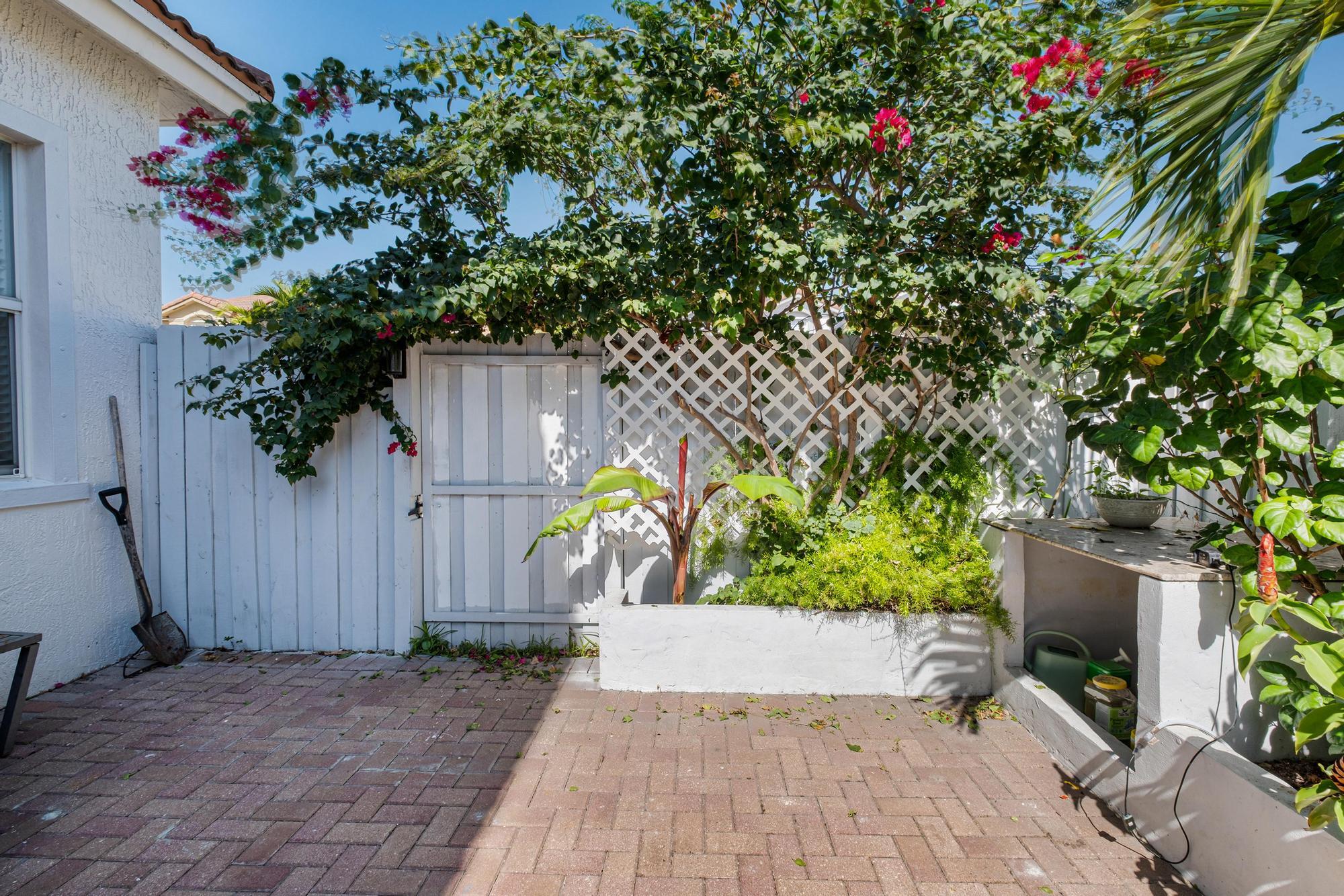 ISLANDS AT DORAL TOWNHOMES - Residential