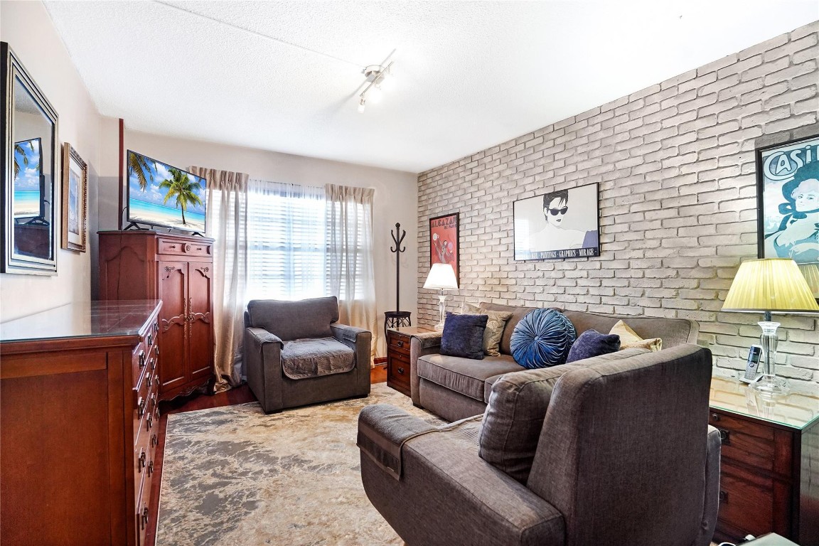 2500 NE 48th Lane 608