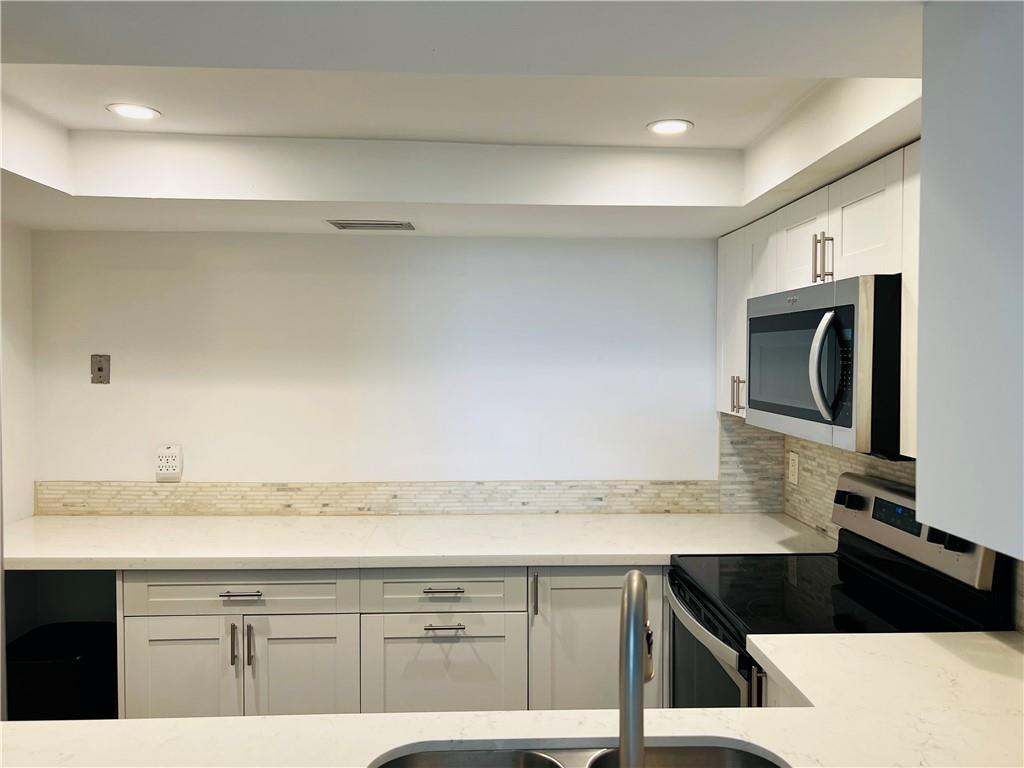 EMERALD HILLS C C APTS CONDO - Residential Lease