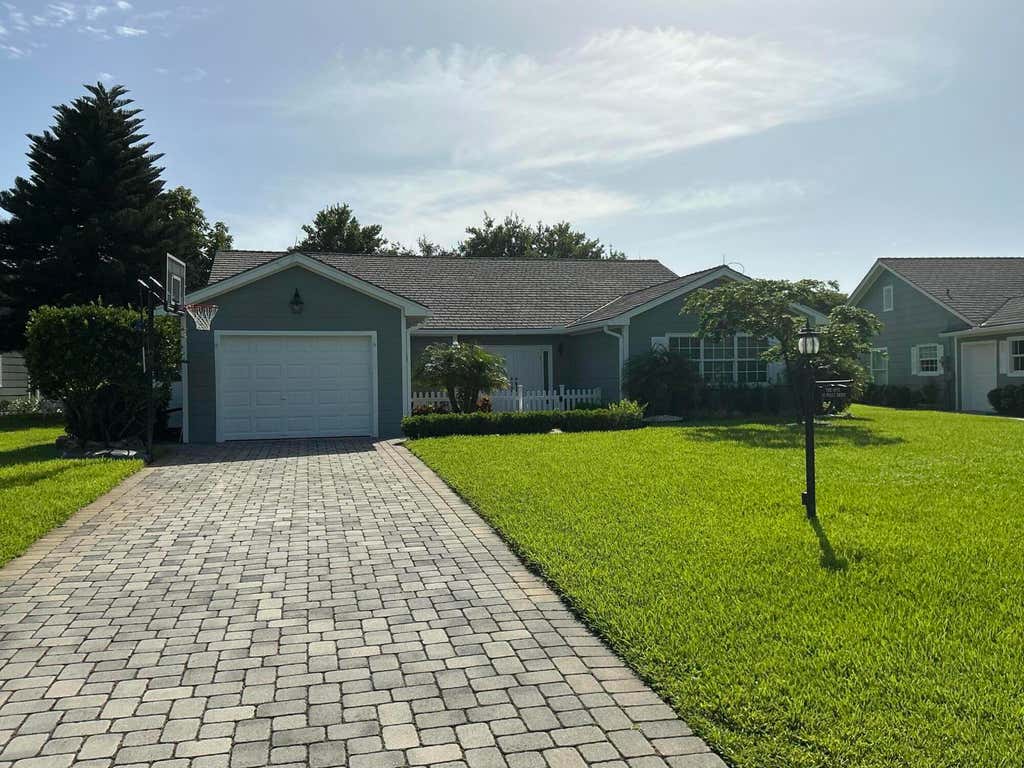 Photo of 15 Holly Villas DR, Boynton Beach, FL 33436 (MLS # B26053213)