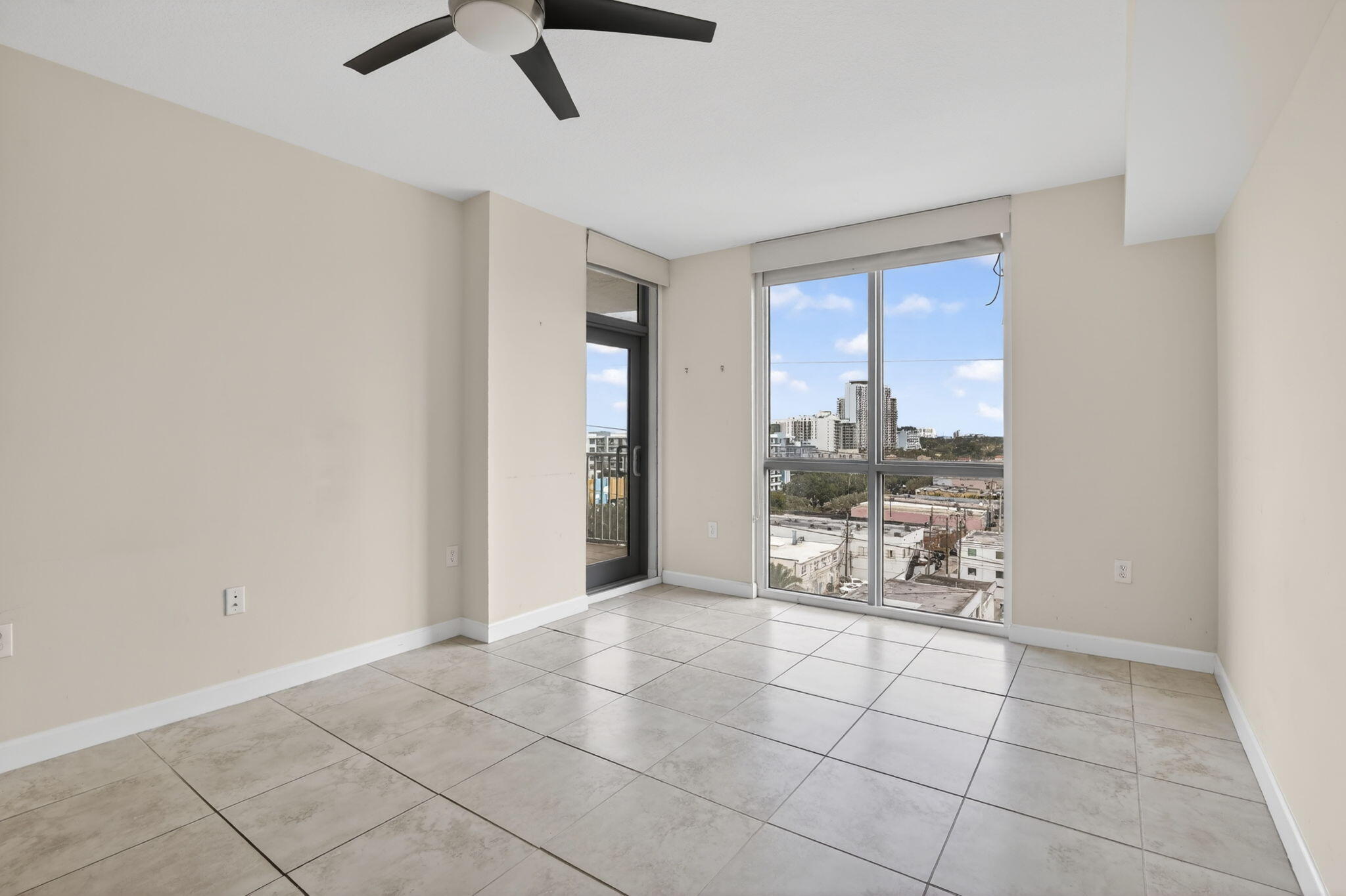 HOLLYWOOD STATION RES CONDO - Residential