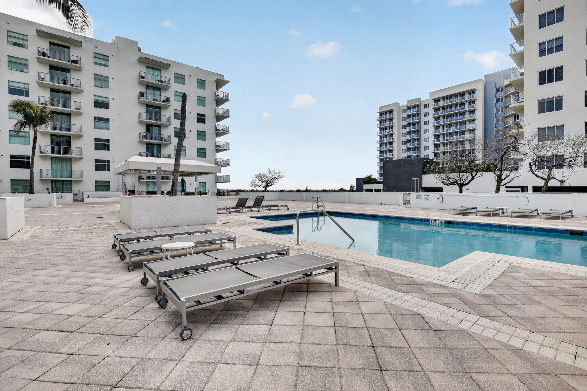 HOLLYWOOD STATION RES CONDO - Residential