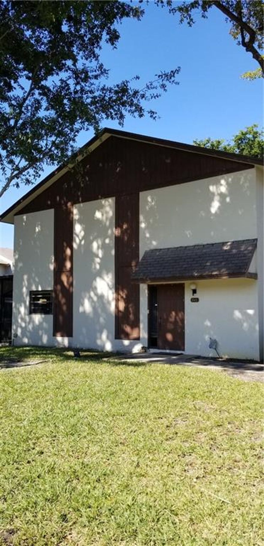 LOVELY & SPACIOUS 2 BED/2.5 BATH END UNIT TOWNHOUSE IN A QUIET NEIGHBORHOOD OF DEERFIELD BEACH. EAST OF MILITARY TRAIL WITH 2 MASTER BEDROOMS, DINNING ROOM, NEWER WASHER AND DRYER UPSTAIRS. NEWER REFRIGERATOR, STOVE, DISHWASHER AND MICROWAVE. NEW CERAMIC TILE THROUGHOUT DOWNSTAIRS. NEW CARPET ON THE STAIRS AND MASTER BEDROOM . KNOCKDOWN CEILING. FRESHLY PAINTED! REMOLDED MASTER BATHROOM AND HALF BATH. SCREEN PATIO. ASSIGNED PARKING RIGHT IN FRONT OF THE UNIT. THE COMMUNITY IS WELL MAINTAINED WITH GRASS, LUSH LANDSCAPING. LOW MAINTENANCE FEES, ALL AGES WELCOME, PET OVER 20 LBS OK, EXCELLENT LOCATION, CLOSE TO THE BEACH, I-95, STORES, RESTAURANTS, SAWGRASS EXPRESSWAY & TURNPIKE. ***NO COMMERCIAL VEHICLES*** NO LEASING 1ST YEAR*