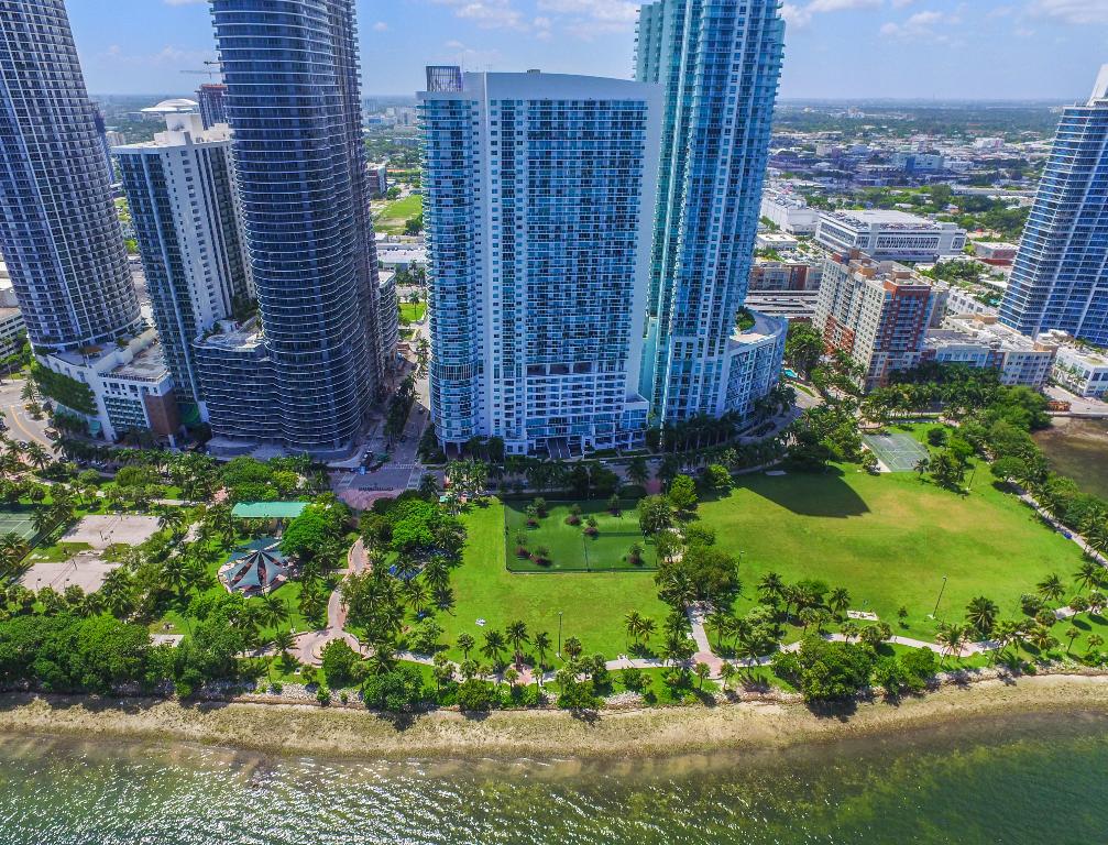 1800 CLUB CONDO - Residential Lease