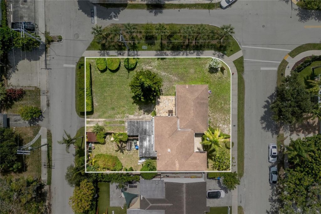 Photo of 904 SE 11th Court, Fort Lauderdale, FL 33316 (MLS # F10513518)