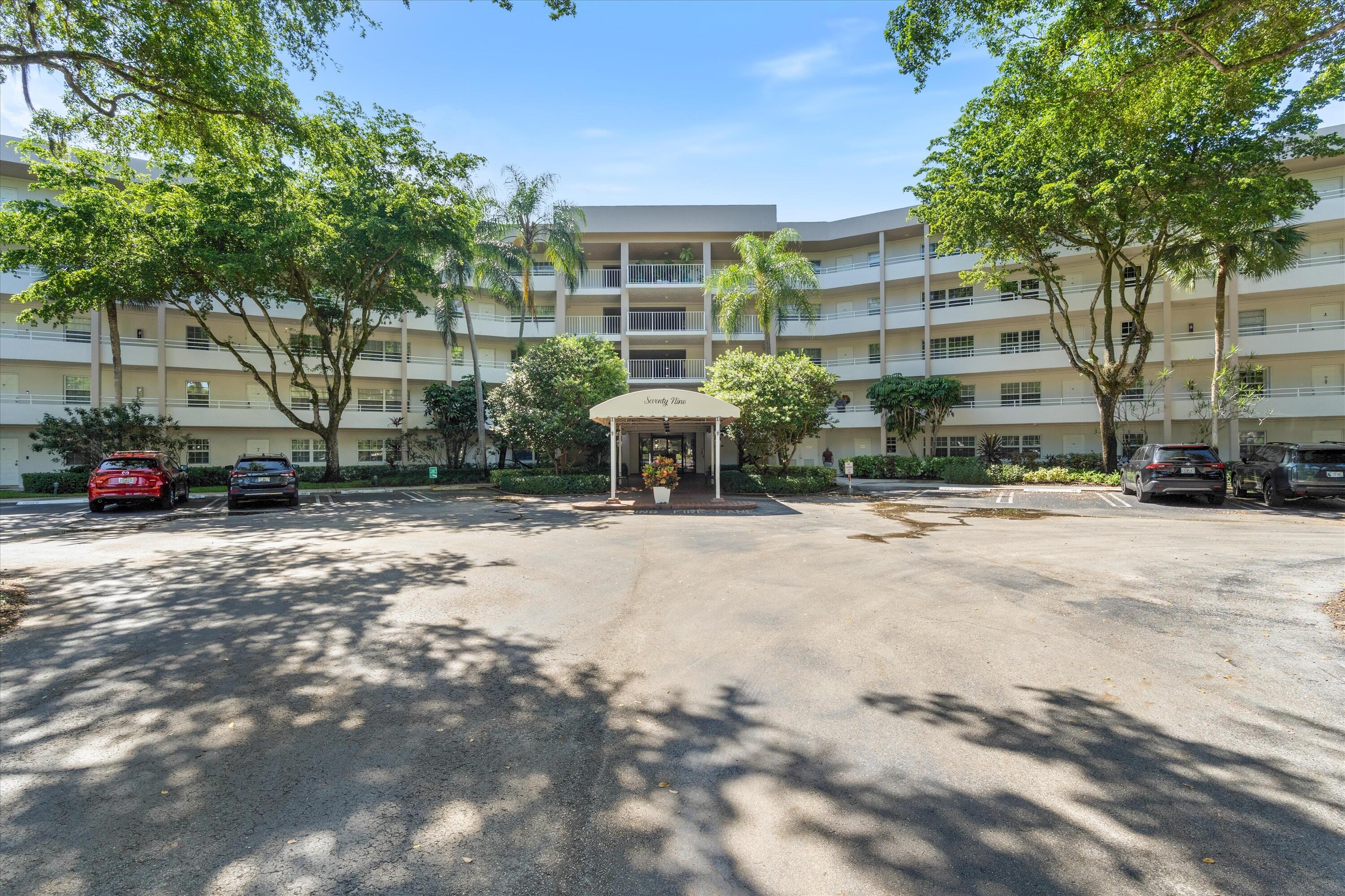 3980 Oaks Clubhouse Drive 411