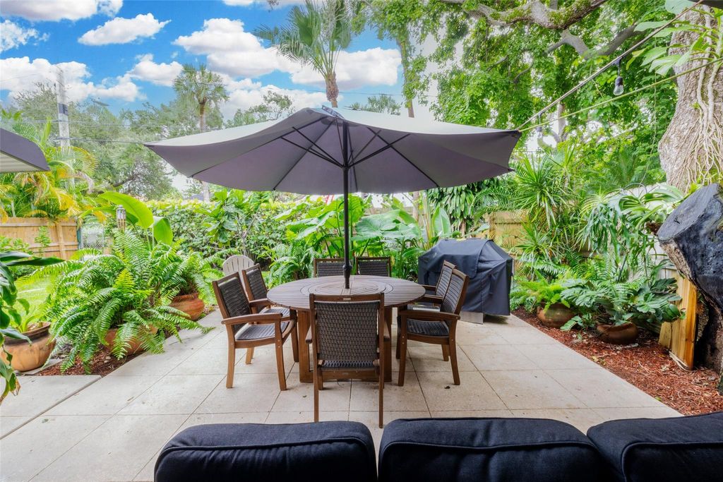 Photo of 718 N Lakeside Dr, Lake Worth Beach, FL 33460 (MLS # F10530960)