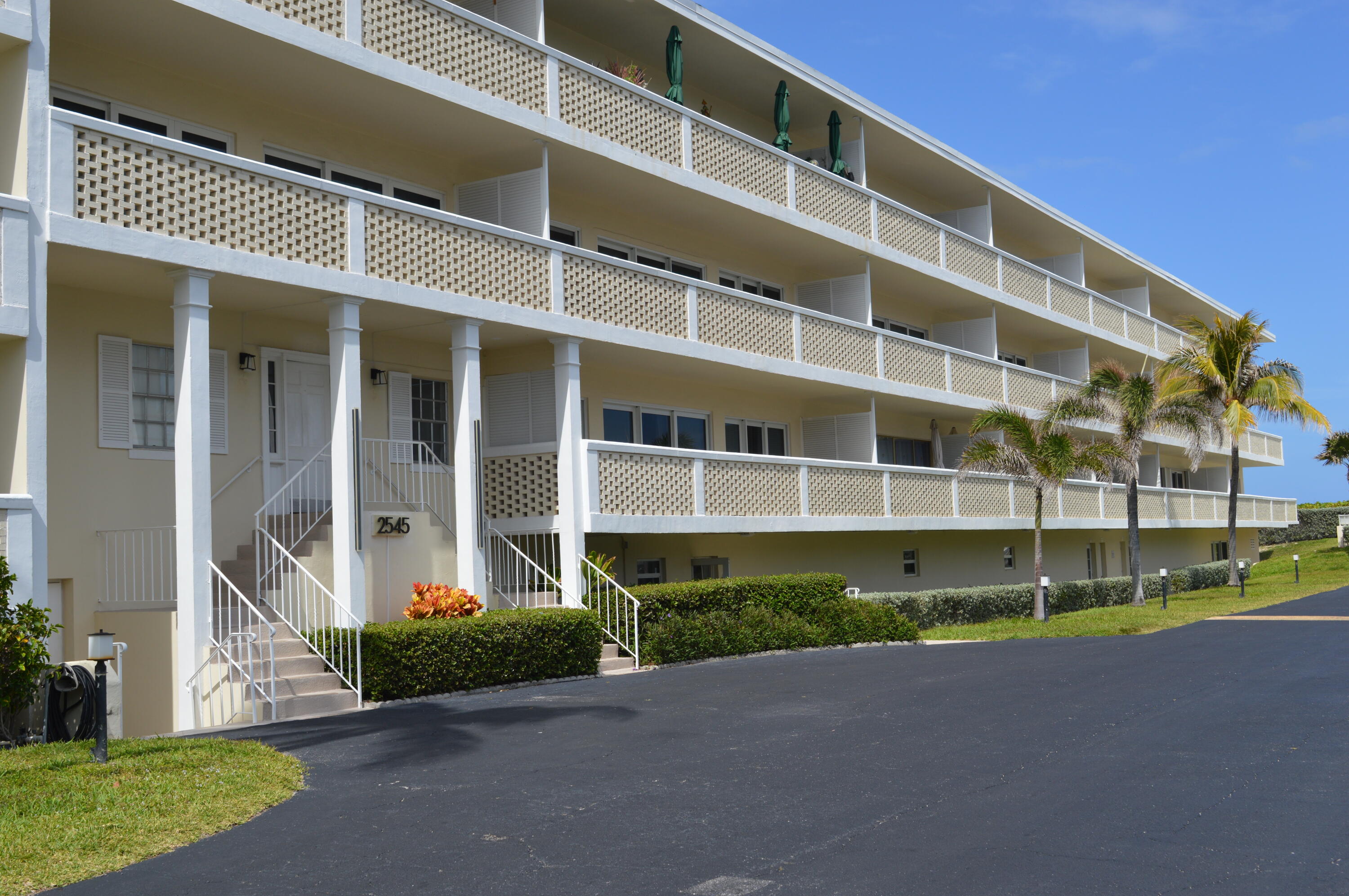 Cute 1 bedroom furnished unit with a small view of the ocean from your large balcony.Unit has a washer and dryer.Electric and basic cable included in rent.Tenant pays for their own WiFi.Pool and beach access.Close to PBI airport, Worth Avenue, FourSeasons Hotel.55+ community.Ideal location to live a beach lovers life.