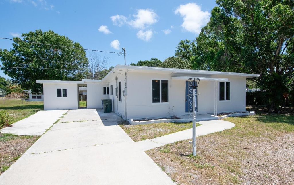 Photo of 1004 S 15th Street, Fort Pierce, FL 34950 (MLS # R10983986)